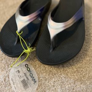 New OOFOS lux flip flop